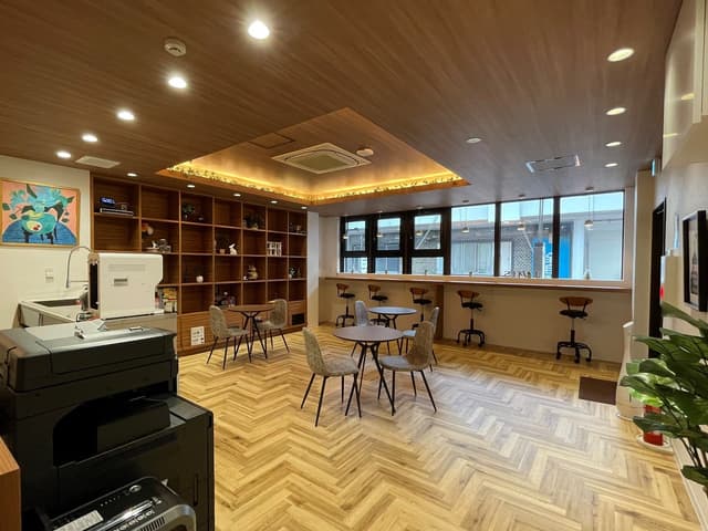 共用部_ラウンジ。ラウンジには本棚やアイランドキッチンが設置されています。