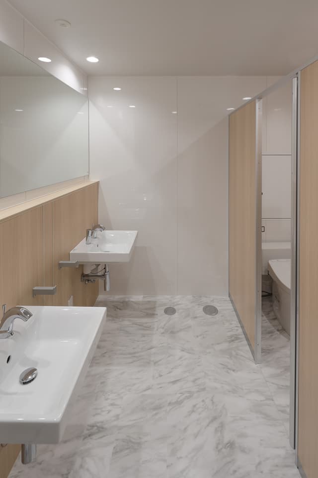リニューアル済みの清潔な共用トイレです。