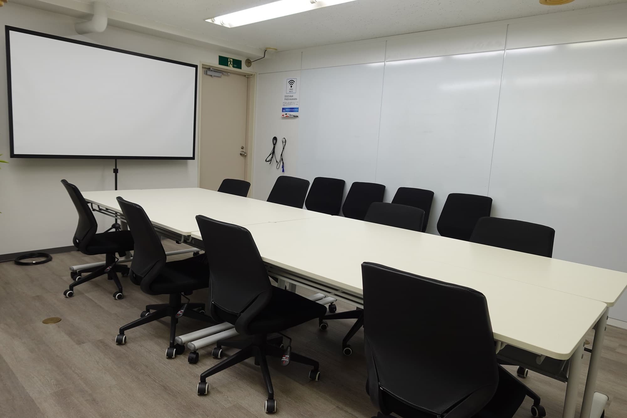 会議室A(予約制:月10時間まで無料)