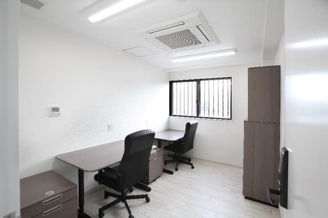 個室_白が基調のお部屋は明るい気分にさせてくれます。