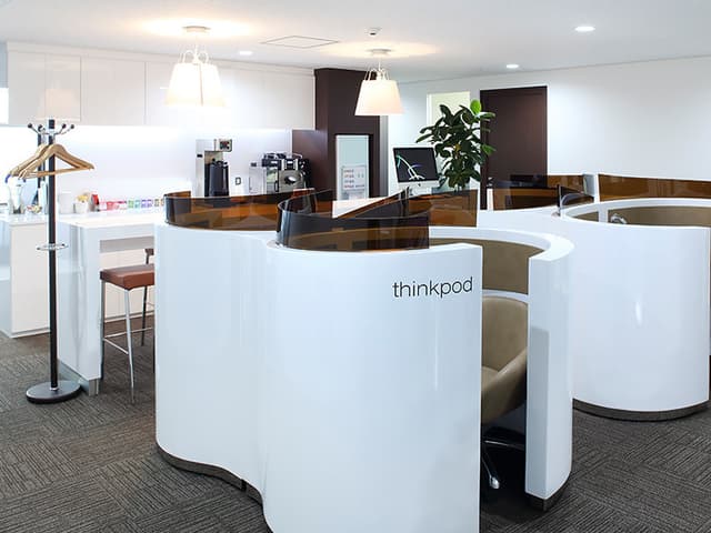 ラウンジ_Think podなどもあるので集中して作業ができます©Regus