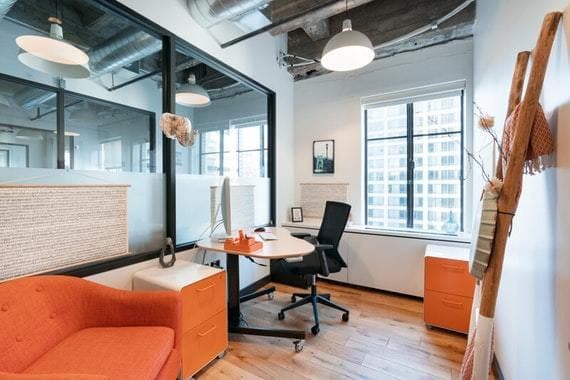 専有部_個室。自然光が差し込むオフィスは気持ちのよい空間となっています。©WeWork※画像はイメージです。