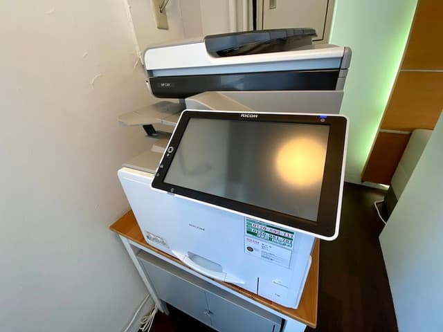 設備_複合機。コピーはもちろんのことプリントアウトやスキャンにも対応しています。