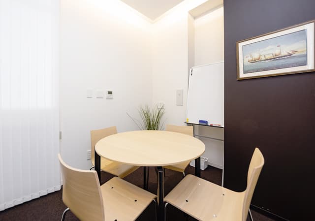 ミーティングルーム_6階のオフィスフロアにある2部屋あるミーティングルームです。