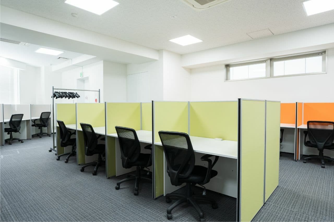 共用部_フリーデスク。私語、電話可能です。