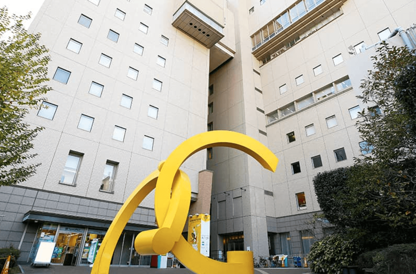建物外観。黄色のオブジェが目印です。