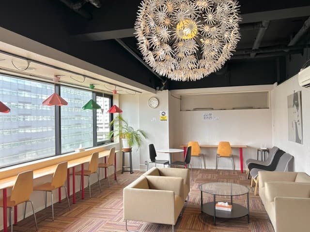 共用部_ラウンジ。リモート会議や飲食も可能です。(入居者専用)