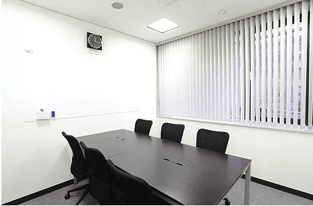 ミーティングルーム_4名、6名、8名の3部屋が打ち合わせの場として用意されています