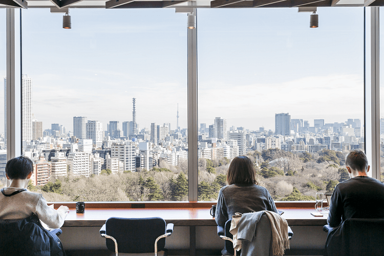 共用部_明るく開放的な空間にはビジネスに必要な設備がすべて揃っています©WeWork