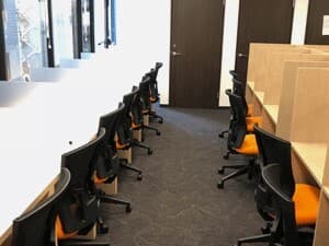 共用部_シェアオフィスコーナー。窓際にもデスクがあり、プライベート座席のような空間になっています。