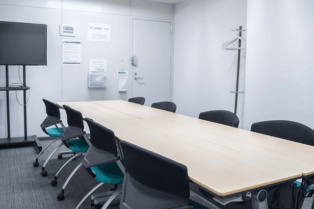 共用部_会議室。シンプルで使い勝手の良い会議室が3つ用意されています。