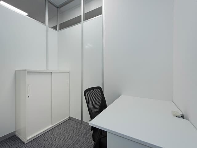 個室_事務用品、ネット環境、家具の準備が揃った利便性の高い個室です。