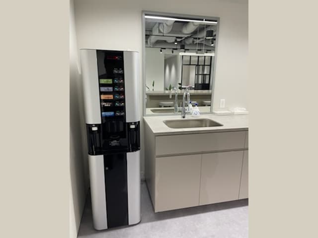 共用設備_パントリー・給茶機。フリードリンクをご用意しています。