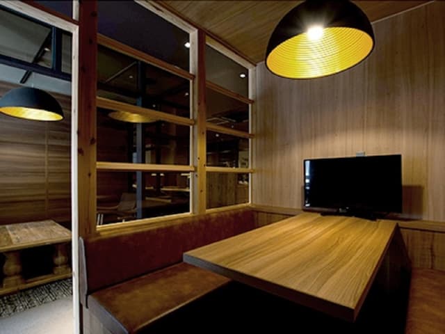 共用部_BOX席。半個室型のBOX席が用意されており、席にはモニターが完備されています。©Basis Point