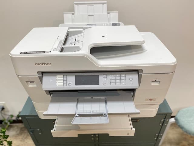 設備_複合機。共用でご利用いただくことが可能です。