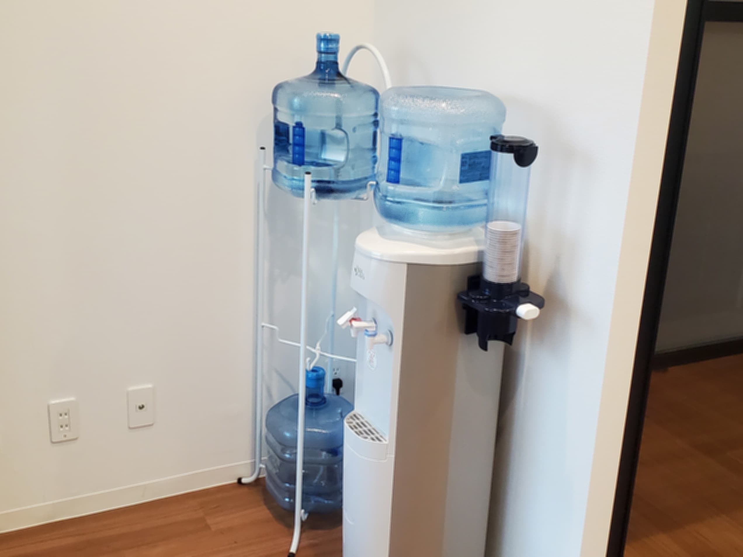 設備_ウォーターサーバーです。自由に利用可能です。