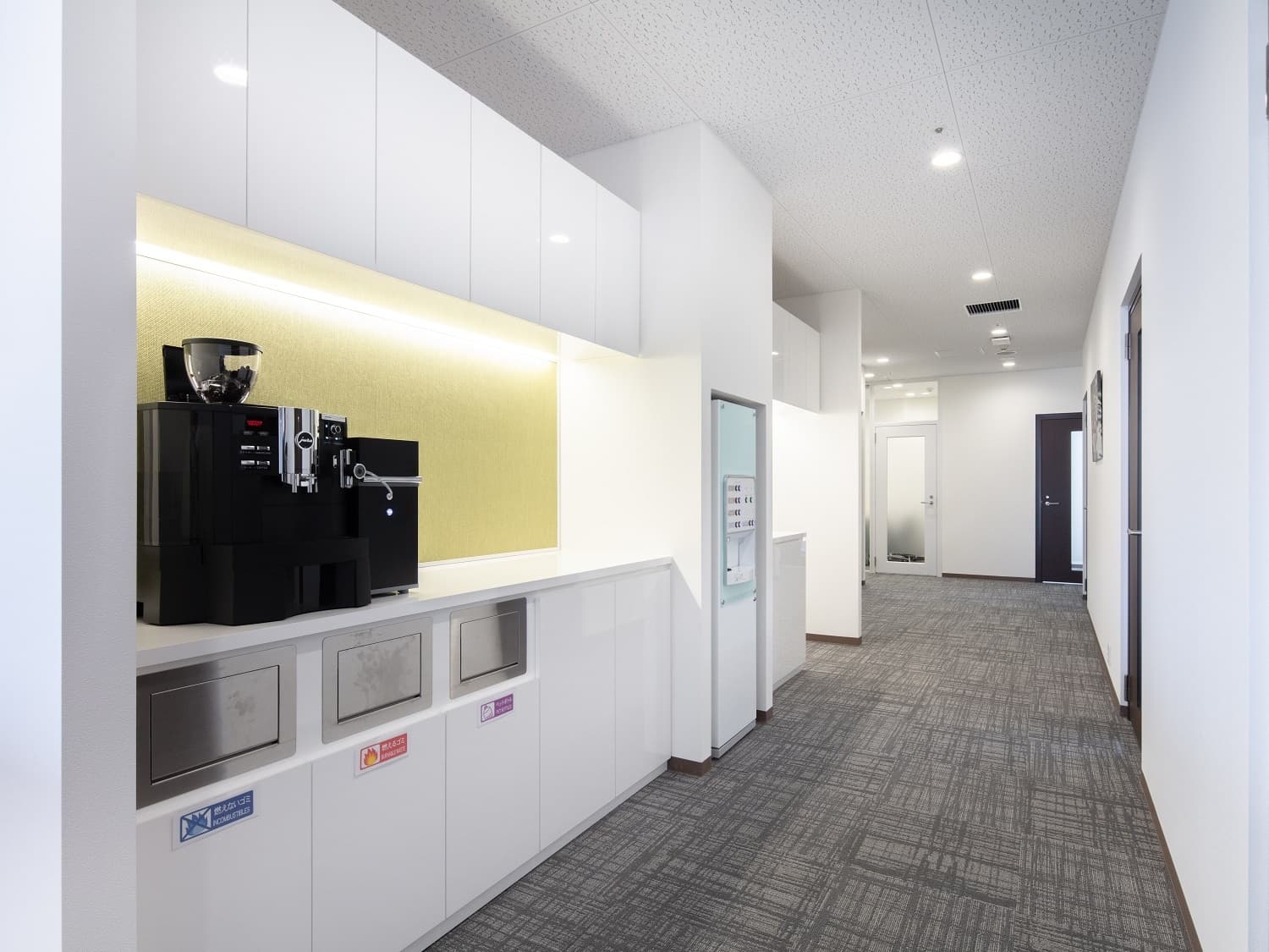 共用部_ドリンクカウンター。コーヒーマシンなどが設置されています。