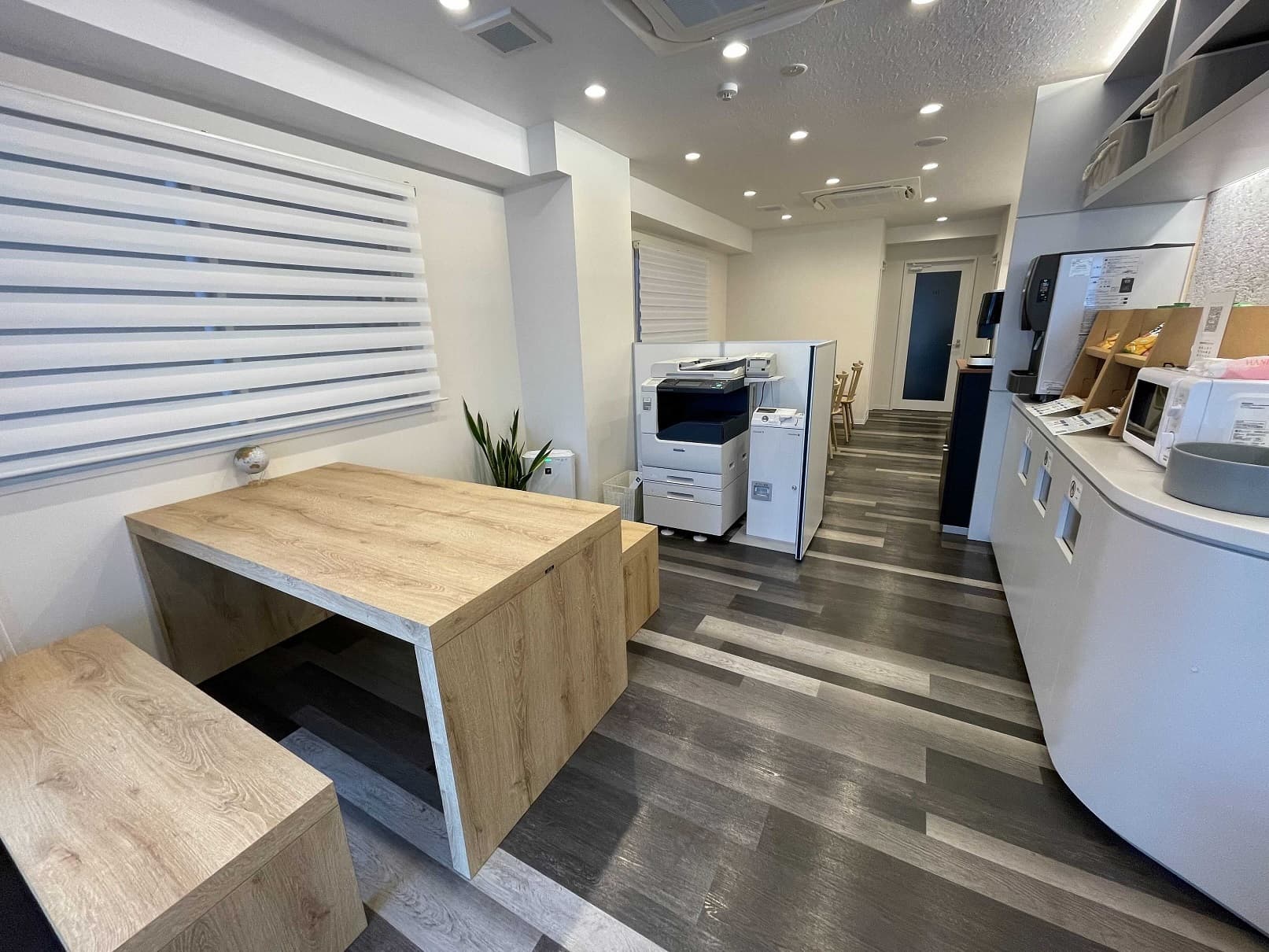 共用部_ラウンジ。休憩時やちょっとした打ち合わせの際に利用できるフリースペースです。