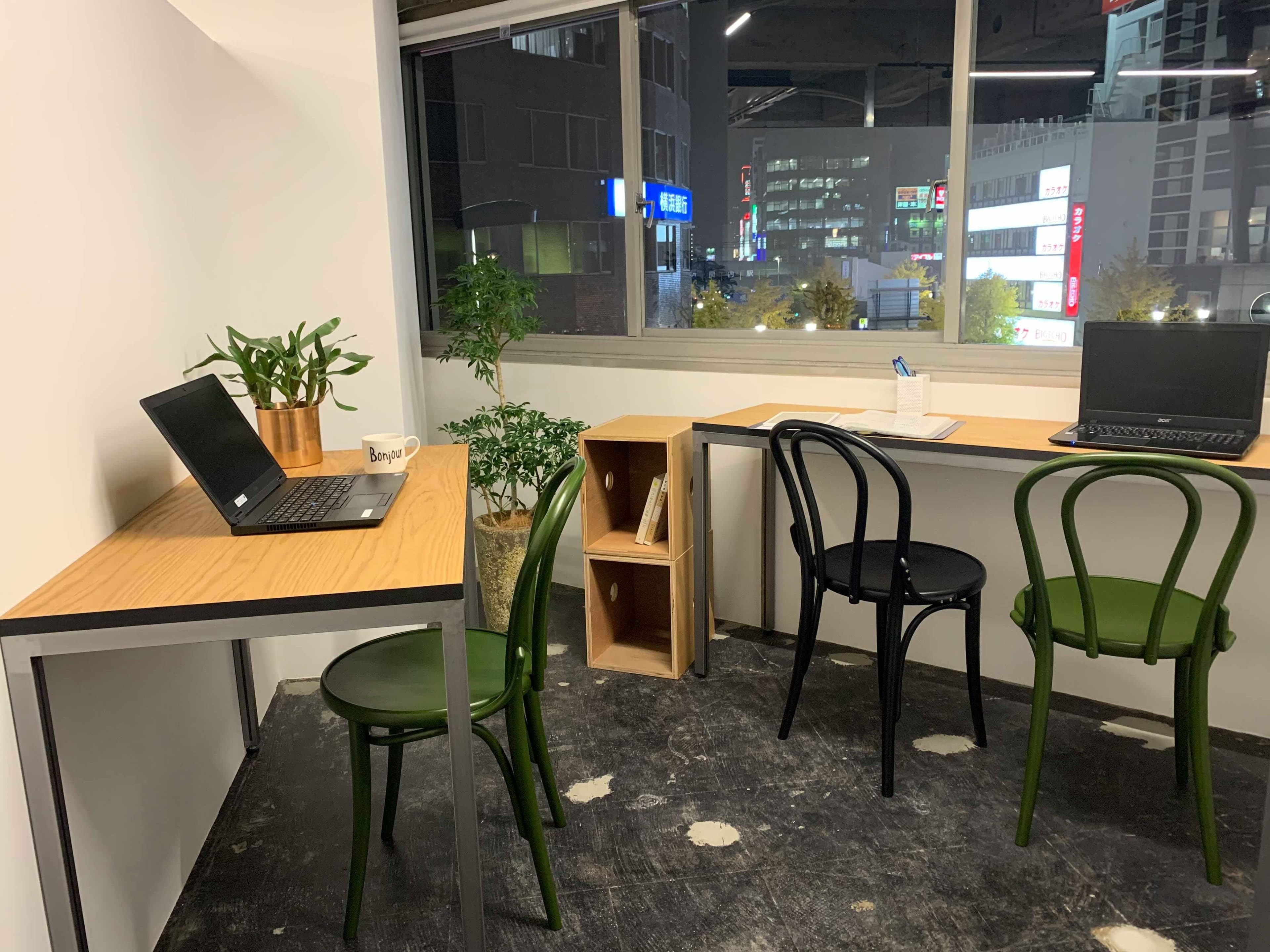 窓からは関内の街並みも