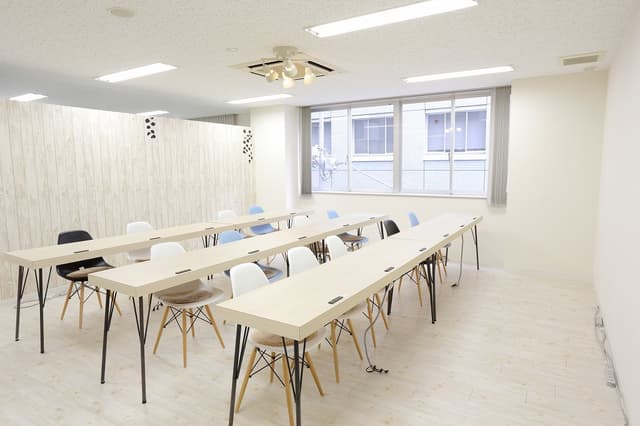 オープンスペース_20席前後のセミナーレイアウトに変更が出来ます