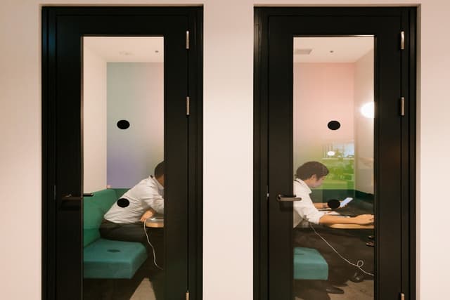 その他_電話ブース。通話やビデオチャットに最適な防音ブースも完備しています©WeWork ※写真はイメージです。