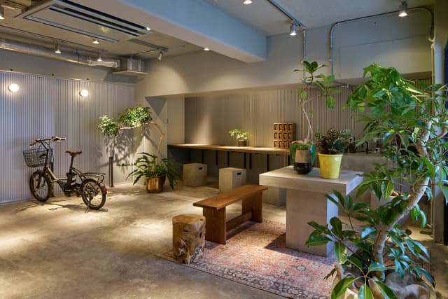 共有部_サイクルガレージ。「緑」「水」「本」のシェアサービスを展開しています。