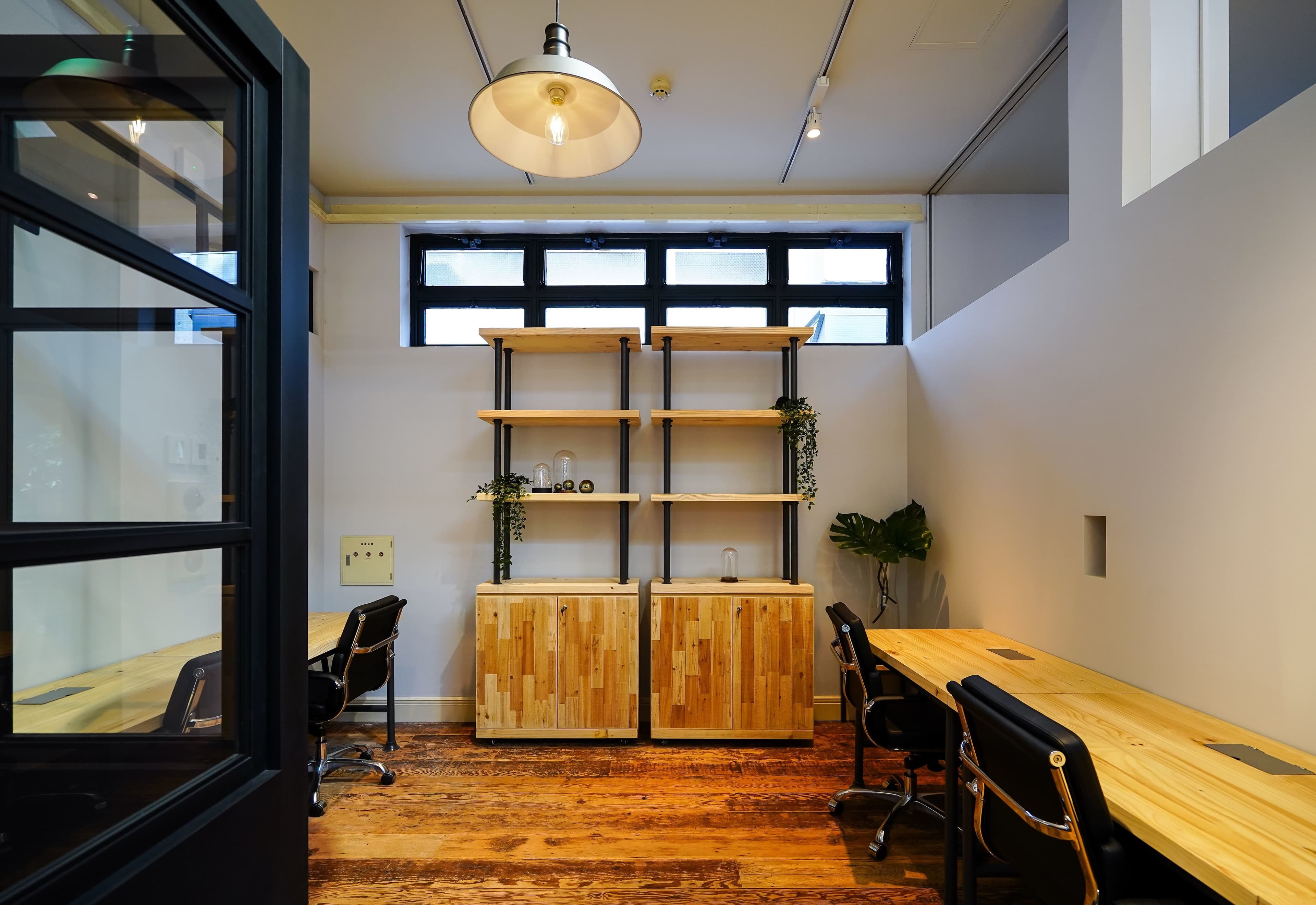 個室_オフィスにしては珍しい板張りの床がアンティークな雰囲気です