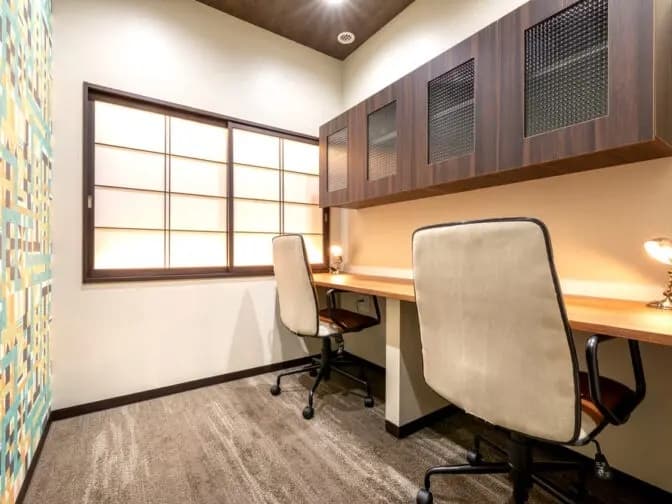 専有部_オフィスブース。個室オフィスの契約者は登記、ポストが無料で利用できます。©BIZcomfort
