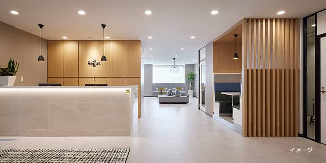 外観_エントランス。受付には営業中スタッフが常駐しています。※画像はイメージです。©Regus