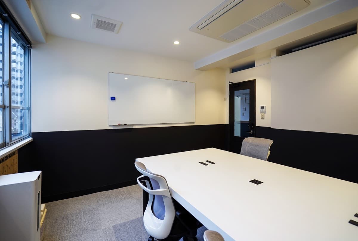 個室_個室内で備え付けのホワイトボードをご利用できます。簡単な会議、打ち合わせに大変便利です。