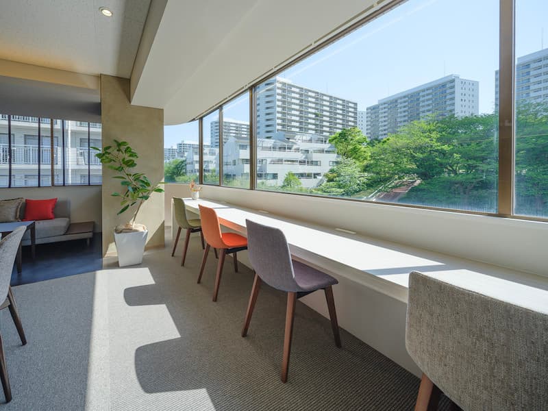 共用部_オープンスペース。カウンター席では自然光を浴びながらお仕事に取り掛かることが可能です。