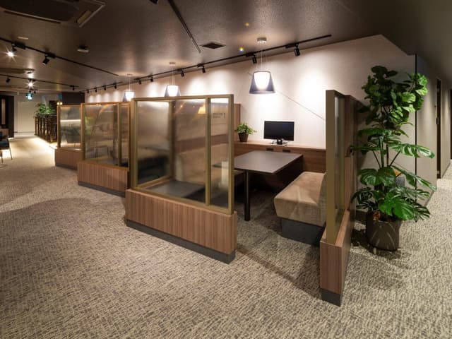 共用部_ミーティングブース。予約制でご利用いただけます。ゲストを招く際は、来訪から1時間まで無料です。