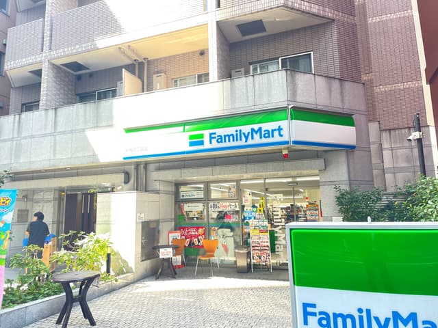近隣のコンビニ_ファミリーマート新橋四丁目店(徒歩1分)