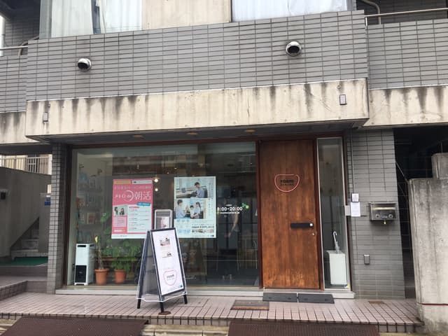 外観_建物の入り口部分です。木製の扉がを使っており、非常に暖かみがあります。