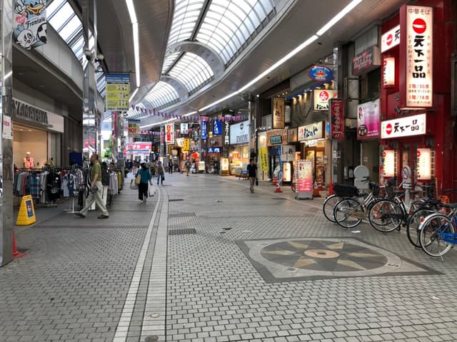周辺情報_駅周辺には飲食物が立ち並びます。
