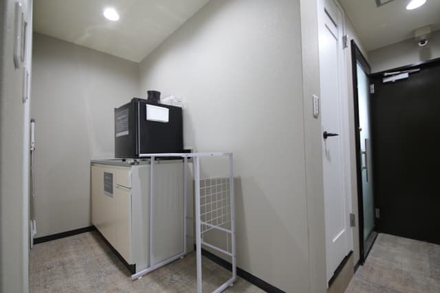 共用部_給湯室。電子レンジや冷蔵庫、ケトルも自由にご利用いただけます。