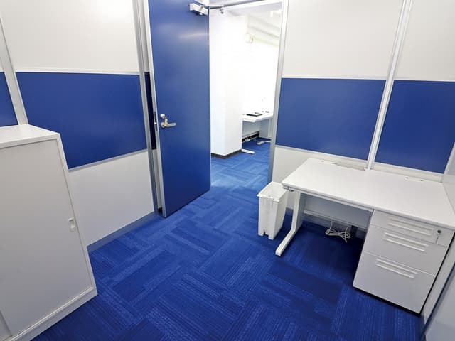 個室_1名様用のデスクが備え付けられたシンプルな内装の個室です。