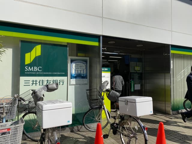 周辺の銀行_徒歩2分の所に、三井住友銀行新横浜支店があります。