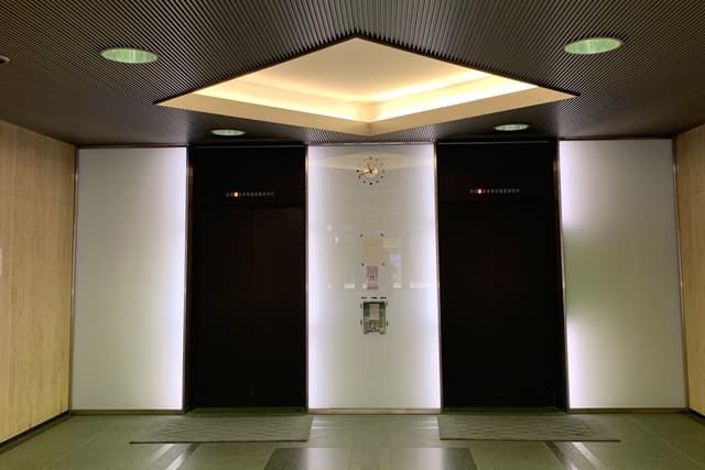エントランス_ラグジュアリーなオフィスビルエントランスです