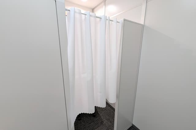 専有部_1名用半個室。カーテンで仕切ることができます。