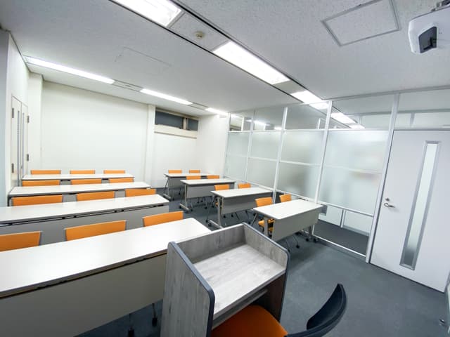 共用部_セミナールーム。最大20名収容可能で、セミナー・イベント開催時に貸切ることができます。