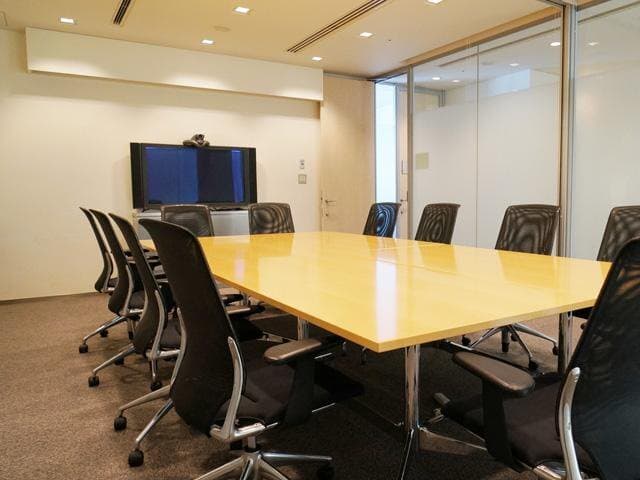 共用部_会議室。高級感のある会議室をご利用いただけます(有料)。