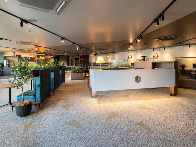 外観_レセプション。エントランスを抜けるとすぐに受付があります。平日 9:00~20:00の間受付スタッフが常駐しています。