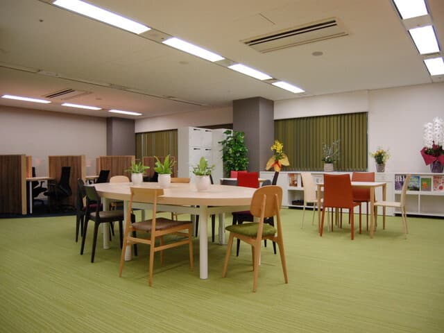 共用部_シェアオフィス。テーブルタイプの席もあり、カジュアルな雰囲気でも作業可能です。