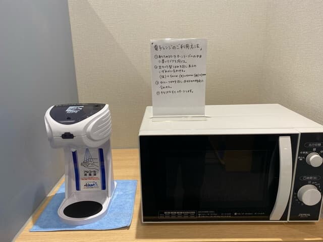 設備_電子レンジ。ランチの際などに利用でき、施設内で食事を済ますことも出来ます。