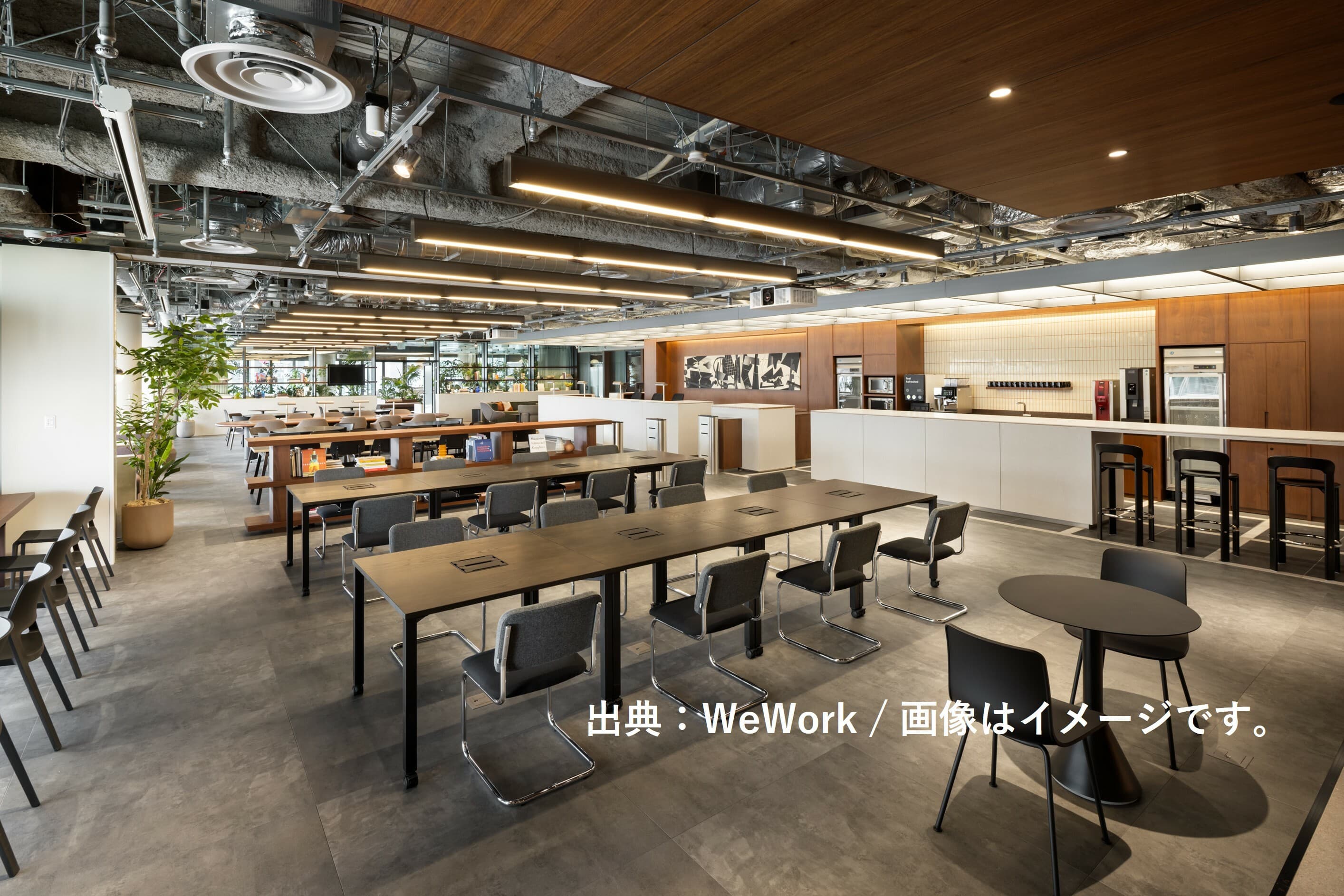 共有部_ラウンジ。グループワークや個人での作業、休憩にも対応したフレキシブルなスペースです。※画像はイメージです。© WeWork