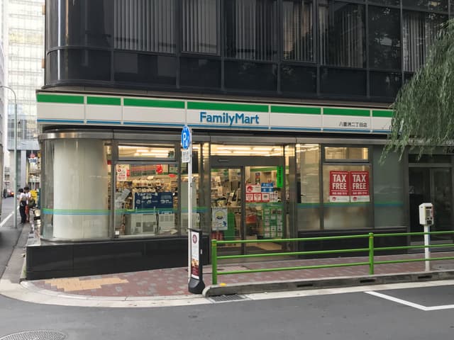 周辺のコンビニ_ビルのすぐ前にコンビニがあります。徒歩0分!
