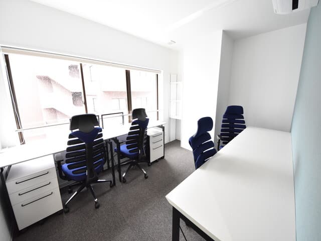 個室_家具付きの個室で、掃除用具の無料貸し出しも行っています。