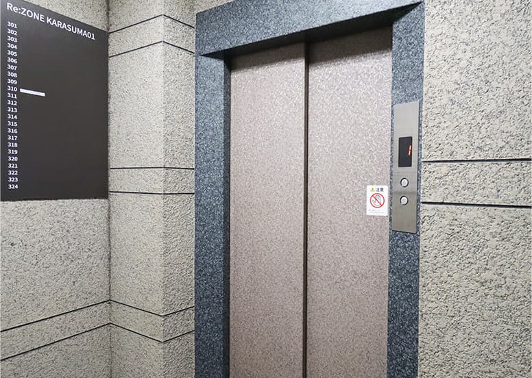 エレベーター前