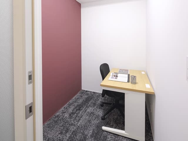 個室_オフィス家具、通信環境が整っているので、入居後すぐに仕事に取り組んでいただけます。